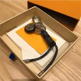 Designers nyckelringälskare bilnyckel spänne lyx varumärke läder handgjorda karabiner nyckelringar för män kvinnor väskor hänge nyckelbrev