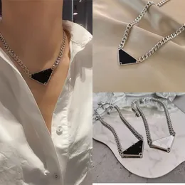 Collana con ciondolo di design di lusso Collana classica con lettera triangolare P. Regalo per amanti dei gioielli punk da uomo e da donna