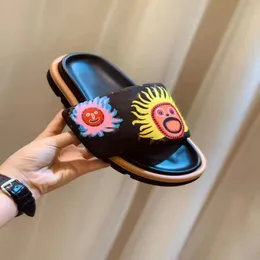 2023 neue Paar Mandarin Ente Schuhe Sandalen Rutschen Hausschuhe berühmte Designer Frauen Yayoi Kusama gemeinsamer Name Trainer Paar Modelle Sonnenblume