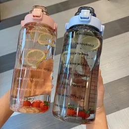 Butelki z wodą 2 -litrową butelkę ze słomką żeńskie dziewczyny Portable butelki podróży Puchar roweru fitness Summer zimny znacznik czasu 230406
