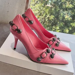 Туфли-лодочки из розовой кожи ягненка с заклепками и пряжкой, украшенные Слипоны с острым носком Слипоны на шпильке для показа мод Вечерние туфли женские роскошные дизайнеры Туфли с коробкой
