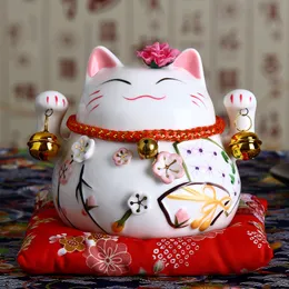Objetos decorativos Figuras de 4,5 polegadas de cerâmica japonesa Lucky Cat Maneki Neko Home Decoration Presente Comercial Presente Cat Lucky Money Box Feng Shui Handicraft 230407
