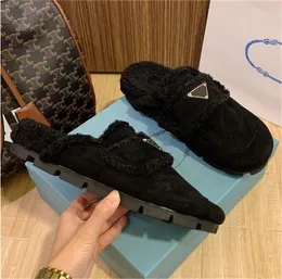 Lüks Tasarımcı Ayakkabı Kadınlar Sıcak Yün Tipper Slayt Düz Shearling Kaplı Süet Terlik Üçgen Logo Shearling Terlik Kahverengi Siyah Sonbahar Kış Slaytları 35-41