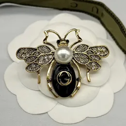 Klasyczny styl pszczoła litera G broszka marka projektant Jewel broszki dla kobiet mężczyzn urok prezent ślubny biżuteria akcesoria wysokiej jakości