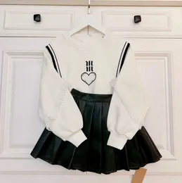 Luxus-Partykleid für Kinder, Designer-Mädchenkleider, Babykleidung, Größe 100–170, Pullover mit besticktem Logo und plissierter Lederrock, 5. Nov