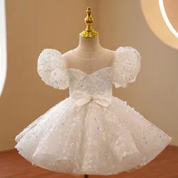 Süße Prinzessin handgemachte Blumenmädchenkleider Schleife Gürtel Perlen Prinzessin Kinder weißes glänzendes Kleid Brautjungfernkleid Mädchen Festzug Ballkleid Infantil Blumenapplikationen Kleider