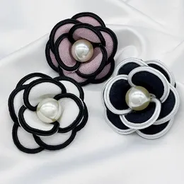 Fiori decorativi 5 pezzi 6 cm centro perla nero bianco tessuto camelia rosa artificiale per abbigliamento cappelli borse decorazione