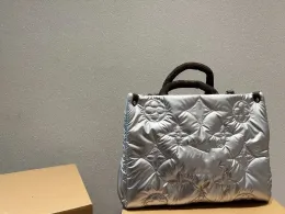 Mt nova jaqueta para baixo bolsa masculina e feminina mesmo estilo prata saco de compras bordado carta saco grande capacidade travesseiro corpo cruz