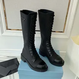 2023Luxury Designer Pocket Boots Martin Boot Rubber Boots Knee Lace Up Shoes Glossy Leather Fashion Bekväma varma varma stövlar