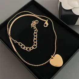 Collana estesa in oro da donna di moda leggera e di lusso Collana con ciondolo in metallo satinato a forma di cuore con disco in metallo Collana con ciondolo in rame di alta qualità con gioielli da donna