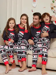 Trajes a juego de la familia Conjunto de ropa de Navidad Pijamas con estampado de ciervos de dibujos animados para niños adultos Ropa de dormir Pijamas Ropa de dormir Traje 231107