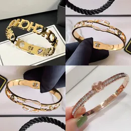 Designer-Armband, Armreif, Marke, Damen-Handgelenkschmuck, vergoldet, gemusterte Lederkette, Diamant-Buchstabe eingelegt, Edelstahl, wasserfest, lichtecht, Geschenk