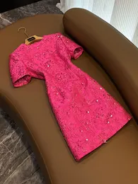 2023年夏のピンクの花柄のビーズジャキュードドレス半袖首のスパンコールショートカジュアルドレスo3a072607