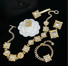 Quadrato Rotondo Metti insieme Testa di bellezza Zircone Acqua Diamante Collana da donna Bracciale Orecchino Anello a forcina Set Banshee Designer Gioielli Regali di compleanno HMS15 -001