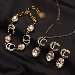 Designer Halskette Armbänder Ohrringe Schmuckset Vintage Gold Romantisches Monogramm Schwarz Rot Weiß Kristall Strass Mode Familie Paar Geschenke Armreif