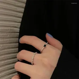 Pierścionki klastra czarny pierścień miłosny dla żeńskich INS z małym projektem ostrości fajny i lekki luksusowy palec wskazujący słodki