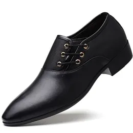 Luxury Men Patent Leather Dress Shoes Point Toe Slip On Wedding Oxfords Man Man Office Fashion Business Party diariamente sapatos casuais versáteis