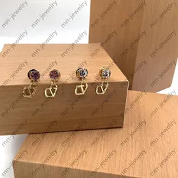 Goldene Ohrringe mit Logo-Anhänger. Marke Luxus-Ohrringe. Valentinstag Hochzeitsgeschenke Braut Aretes Designer Schmuck