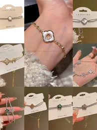 2023 New Classic Vans Bracelets 디자이너 팔찌 Collet Colver Four Leaf Jewelry 18k Gold 도금 체인 금속 매력 Partydress Girls Chrismas Holiday Gift 5a