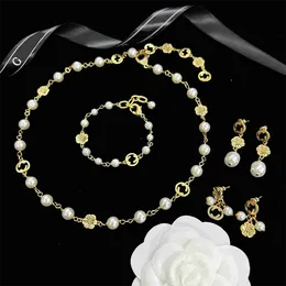 Designer Pearl Necklace Womens örhängen guldarmband dekoration gyllene armband överdrivna armband hängande öron nål smycken set bröllop gåva 231184d