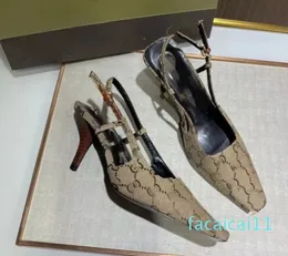 Designer feminino estilingue bomba bege e ébano lona sandália sola de couro volta fivela fechamento meados de salto feminino sapatos de luxo chinelo