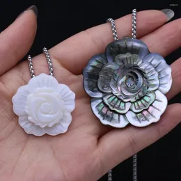 Collane con ciondolo Collana con fiori di conchiglia naturale Catena in acciaio inossidabile da 60 cm Gioielli Chakra bianchi neri per donne