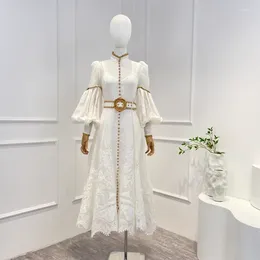 Casual klänningar 2023 Toppkvalitet Spring Summer Linen Silk Solid White Hook Flower Hollow Brodery Court Style Mandarin Collar Midi Dress