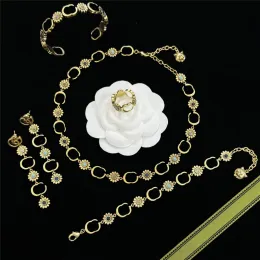 Luxus Designer Anhänger Silber Halsketten Damen Gold Armband Designer Creolen Ohrring G 925 Silber Schmuck Sets Chrysantheme Ornamente Liebhaber Ringe 231185D
