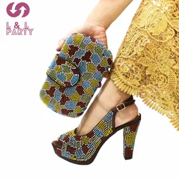 Zapatos de vestir Diseño de otoño Zapatos italianos de mujer y bolso a juego en color café Bombas de alta calidad para boda 231108