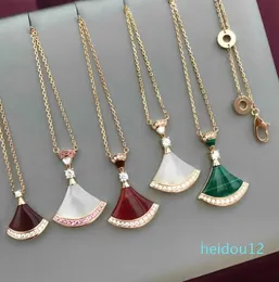 Hangerkettingen Nieuwe merk-designerketting voor dames, modieuze en charmante waaiervormige hangerketting van hoogwaardig titaniumstaal