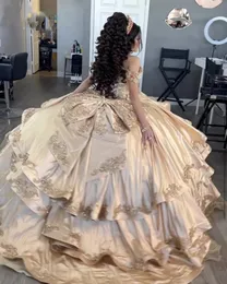 2024 Abiti Quinceanera Eleganti champagne in raso fuori spalla maniche corte a pizzo Applique Pace Pace Tierd Sweet 16 vestito prua Vestidos de 15 Gowns da festa del ballo 0528