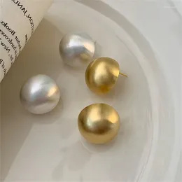 Orecchini a bottone vintage in metallo spazzolato opaco a metà tondo per le donne semplici regali di gioielli con sfera circolare color oro