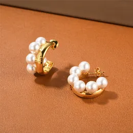 Fransk nischdesignstud med utsökt C-formade pärlörhängen för kvinnor snygga fashionabla smycken tillbehör