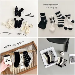 Designers Design Wave Point Toddlers Baby High Quality New Boys Girls Barn Botten Cotton Socks Youth Svart och vita randiga barn Midrörsstrumpor