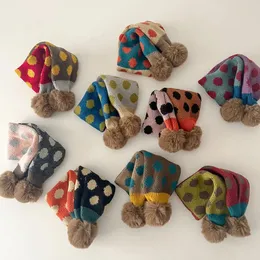 Sciarpe Avvolge Sciarpa lavorata a maglia per bambini Sciarpe pom a contrasto di colore a pois Autunno Inverno Caldo Moda coreana Abbigliamento per bambini Accessori 231108