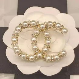Litery broszka luksusowa marka design kobiet broszki perły garnitur pin biżuteria dekoracja odzieży Wysokiej jakości akcesoria