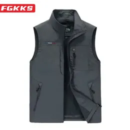 Men's Vests FGKKS 2023 Outdoor Leisure Men Breathable Large Pocket Pography Fishing Vest HighQuality Male 231109