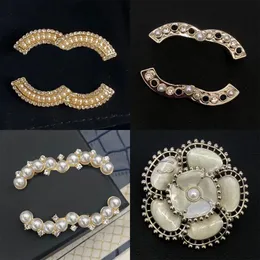 Tasarımcı Broş Marka Mektubu Pins Broşlar Kadın Altın Kaplama Sier Bakır Kristal İnci Broşlar Takım Pin Düğün Partisi Jewerlry
