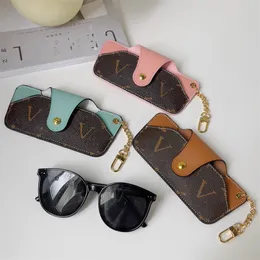 Designer de couro chaveiro óculos saco para homens mulheres óculos de sol saco cordão carta chaveiros chave fivela padrão clássico de luxo com caixa
