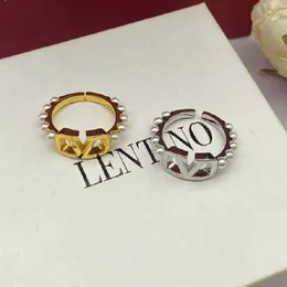 Anel de designer clássico joias letra V joias Valentinolies nova letra V pérola anéis abertos ajustáveis feitos de material de latão pequeno design anel joias presentes