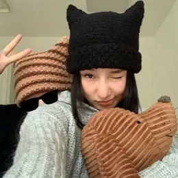 Beanieskull Caps Y2K Harajuku 펑크 고양이 고양이 고양이 고양이 귀 작은 악마 모자 밀레니엄 여성 Kawaii 디자이너 겨울 수제 비니 여성 231109