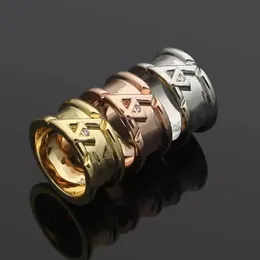 2023 marca de lujo en forma de V Crystal Coupe Ring para hombres y mujeres Parejas Nuevo anillo de diamante de cara ancha Anillo de diseñador cóncavo de acero de titanio de alta calidad