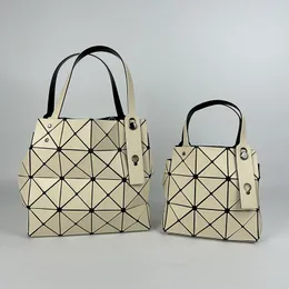디자이너 토트 백 패션 어깨 가방 삼각형 조각의 조합은 다이아몬드 스퀘어 박스 클래식 핸드백을 구성합니다.