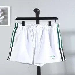 Designer T Shirt Shirt High Version Familjstil med gröna vita vertikala bokstäver på båda sidor broderade sanitetsbyxor Casual Shorts för män kvinnor