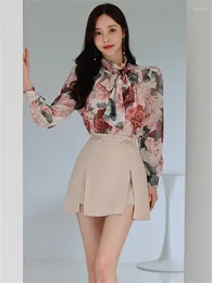 Arbeitskleider Herbst Büro Dame Zweiteiliges Set für Frauen Elegante Spitze-Up-Bogendruck Hemdbluse Split Sexy Minirock Anzüge Koreanisch