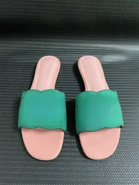 Kvinnor tofflor läder ihåliga sandaler som är låsande utskärningar av slippla platthäl lata människor casual skor gummi strand tofflor m7214