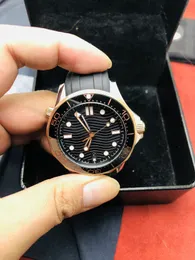 Orologio sportivo di lusso da uomo con macchinari automatici Lunetta in ceramica nera Moda quadrante nero Copertura inferiore trasparente Vetro zaffiro Moda Mezza cassa in oro Spedizione gratuita