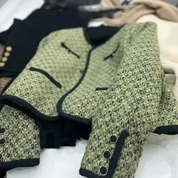 23 Cappotto alla moda e bello piccolo vento profumato all'inizio della primavera per le donne, top verde unico e di alta qualità per ridurre l'età