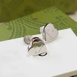 Sier Цветные брендовые серьги-гвоздики милого размера из гладкой нержавеющей стали с сердечком в виде сердца женские дизайнерские серьги оптом