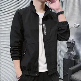 Piumino da uomo Parka 2023 Primavera Uomo Bomber Giubbotti Casual Capispalla maschile Giacca a vento militare Cappotti Uomo Colletto alla coreana Abbigliamento da baseball sottile 231108